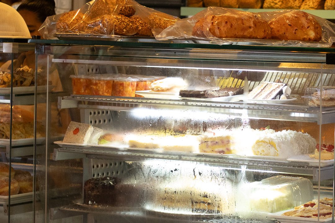 Vitrine de doces e tortas da Panificadora da Vila II