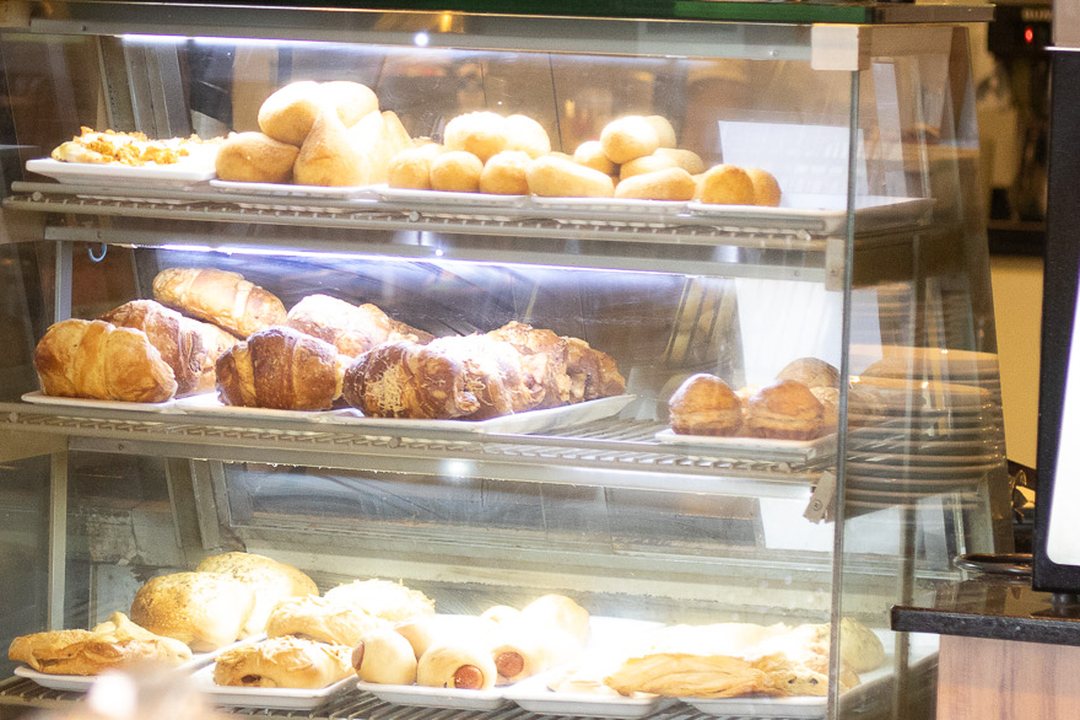 Vitrine com pães e pães de queijo na Panificadora da Vila II