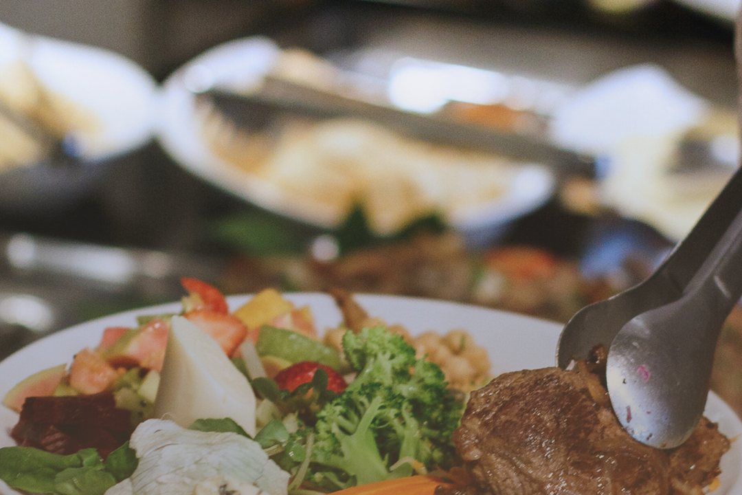 Prato de almoço caseiro servido na panificadora