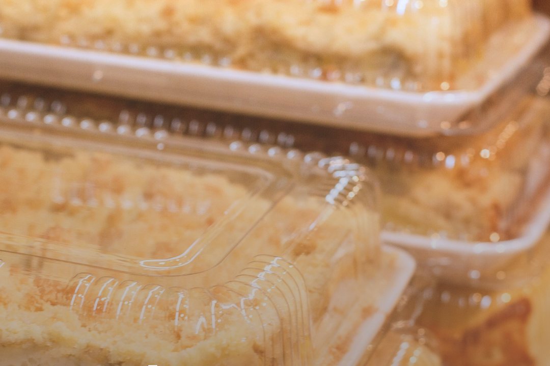 Cucas de vários sabores em bandejas